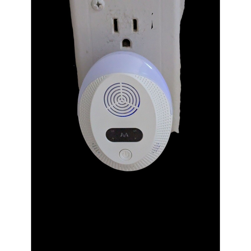 Ultrasonic Pest Repeller Plug In White Light Mice Roaches Rats Mosquitoes